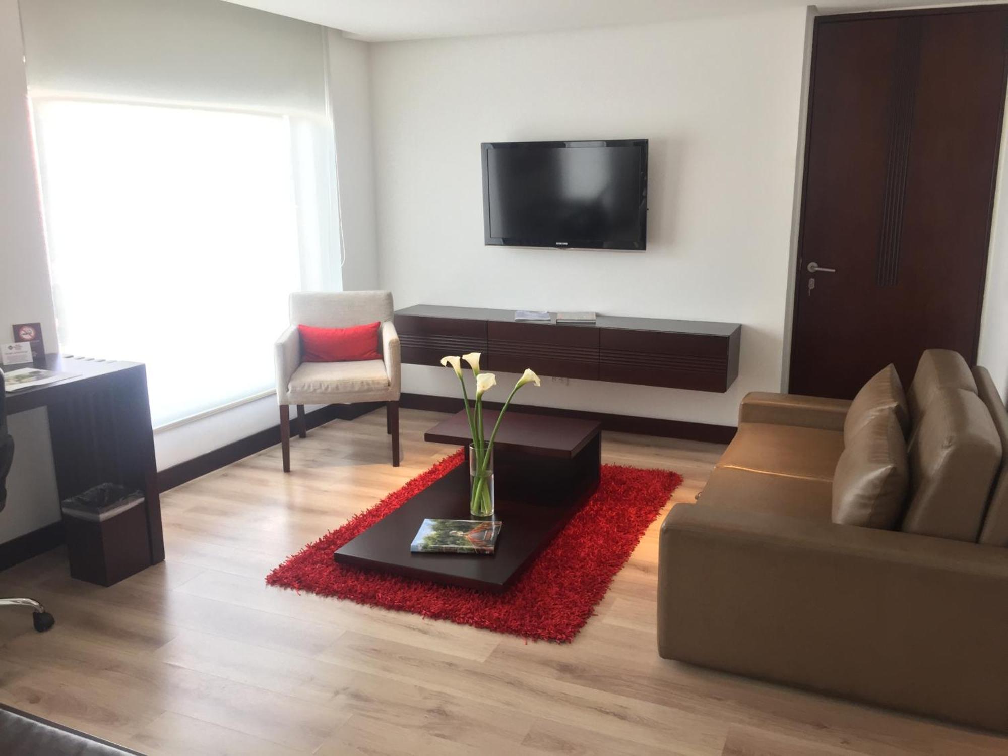 Best Western Plus 93 Park Hotel Bogota Luaran gambar Living room of a suite at the hotel