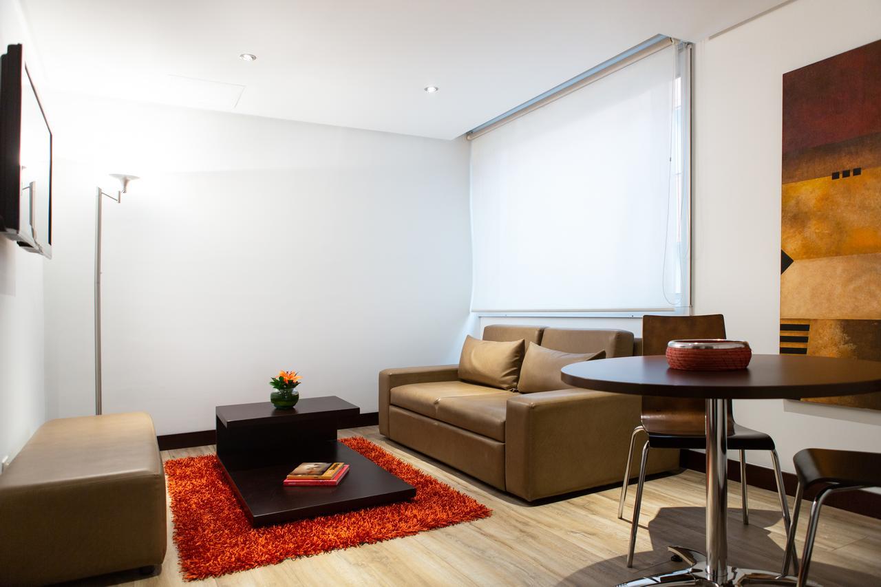 Best Western Plus 93 Park Hotel Bogota Luaran gambar A living room with a roller blind